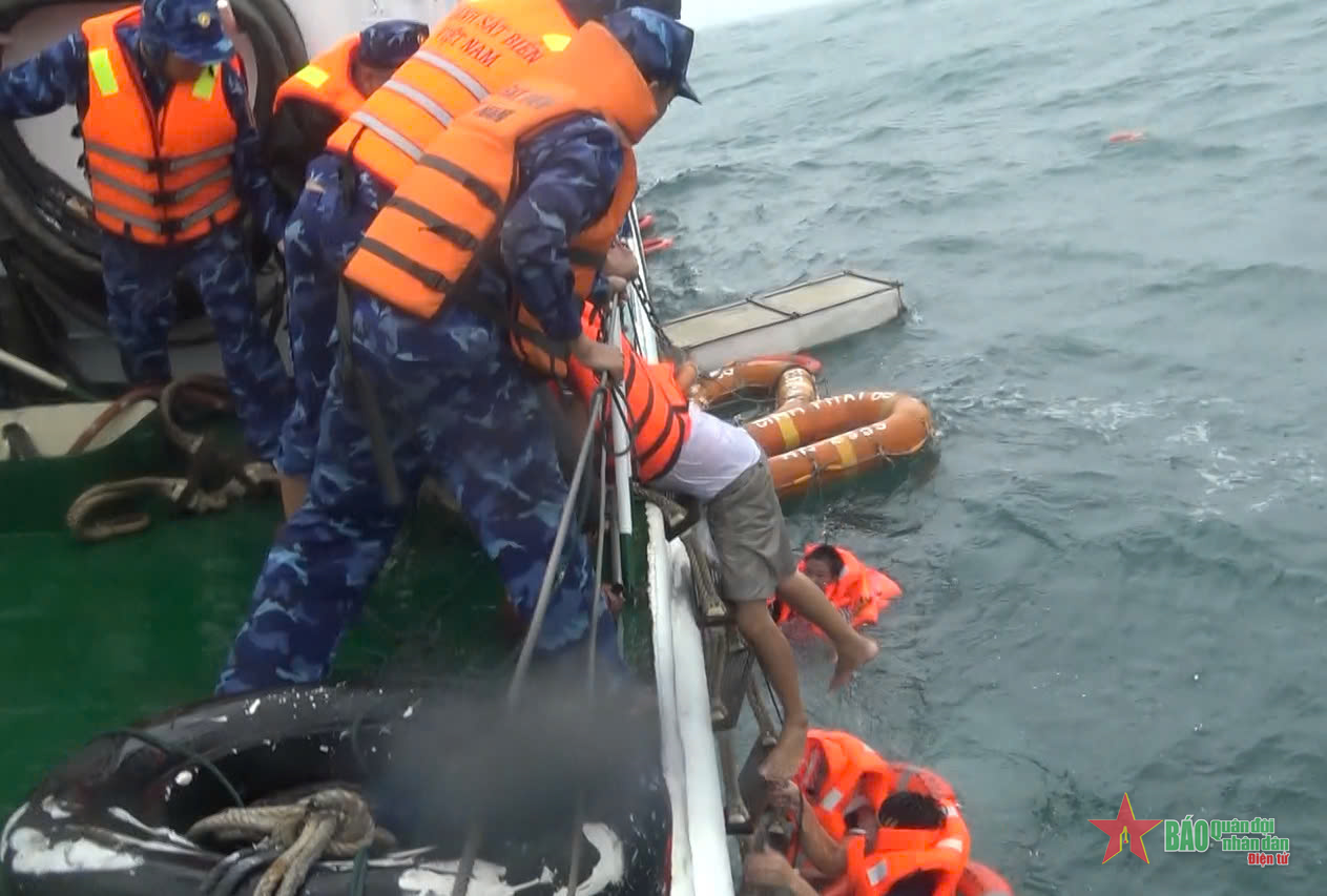 Vùng Cảnh sát biển 2 cứu nạn tàu cá Quảng Nam và 8 thuyền viên ở vùng biển Cù Lao Chàm